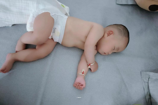 乐清几个月宝宝会抬头